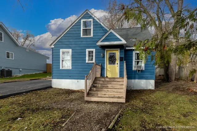 $185,000 | 712 North Cedarwood Circle, Round Lake Heights, IL 60073