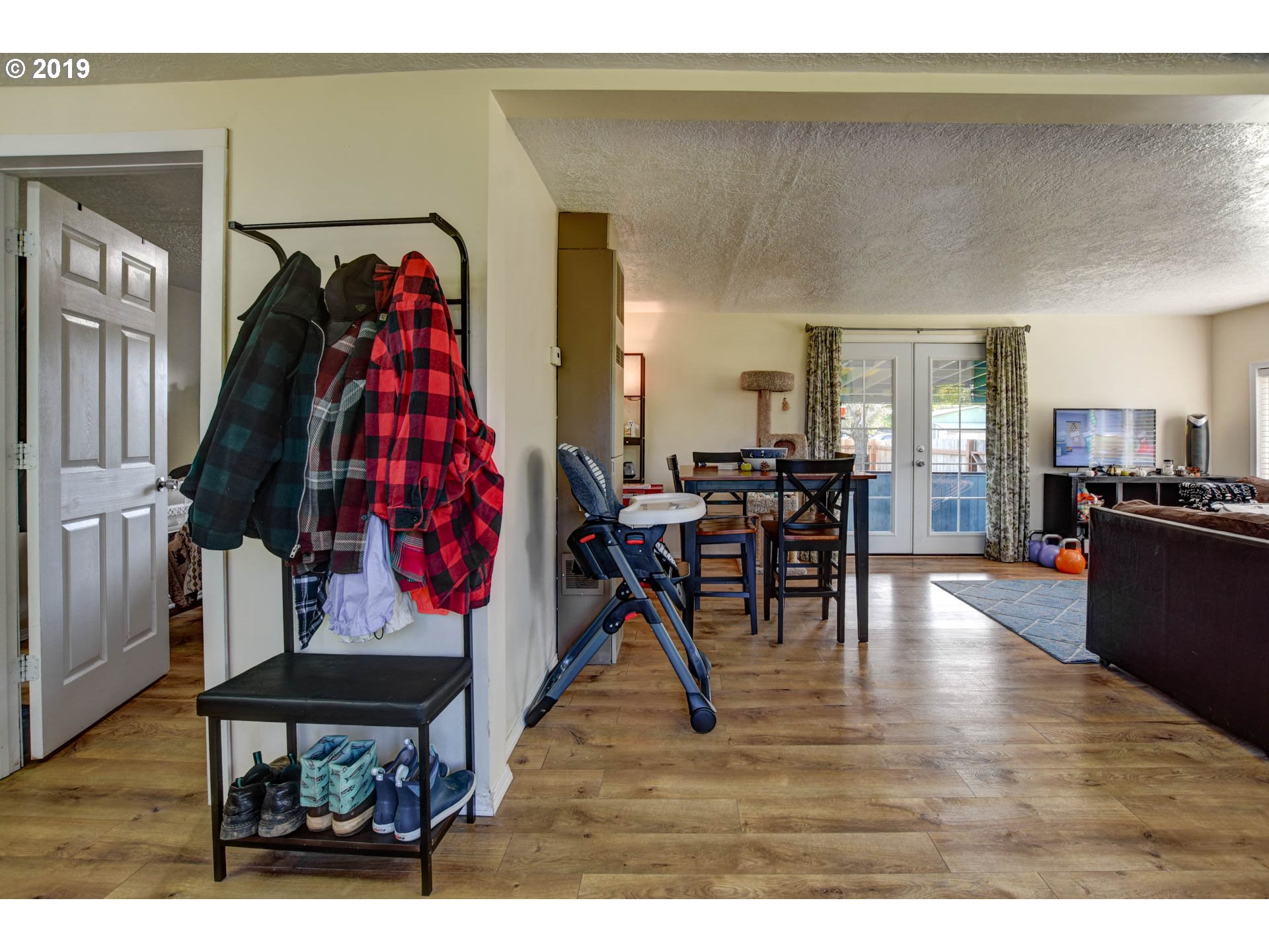 92411 Carnegie Road Astoria, OR 97103 - Photo 4 of 23 a living room with furniture and wooden floor