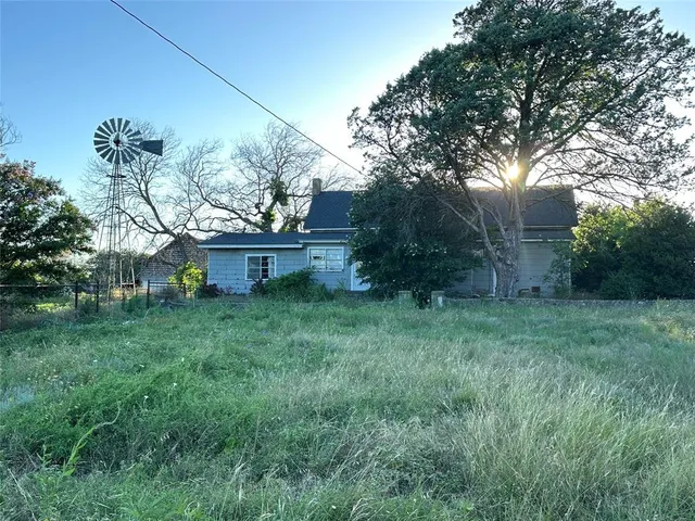 a view of a house with a backyard