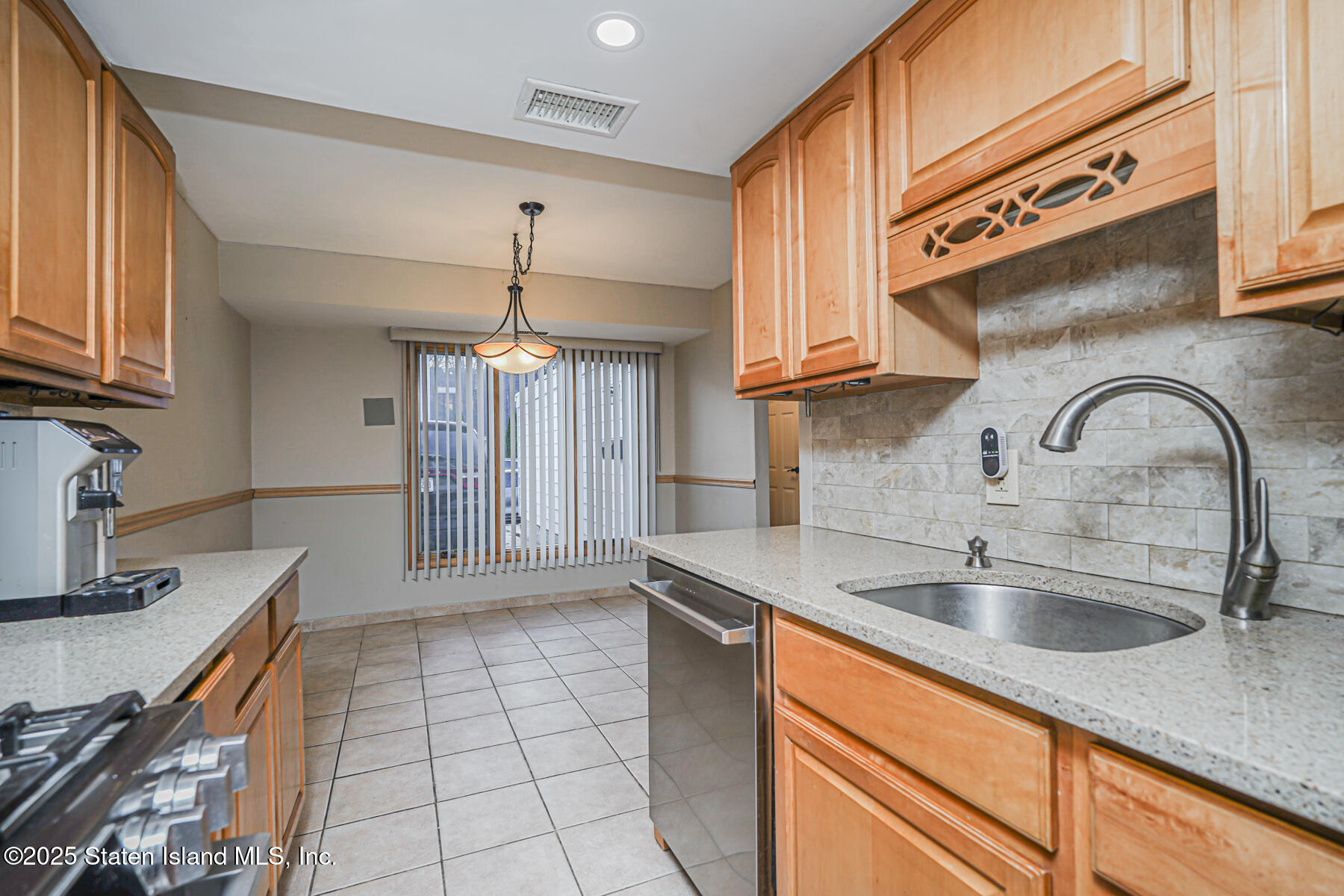 112 Hampton Green Staten Island, NY 10312 - Photo 5 of 21 Photo Dec 08 2025, 9 11 17 AM