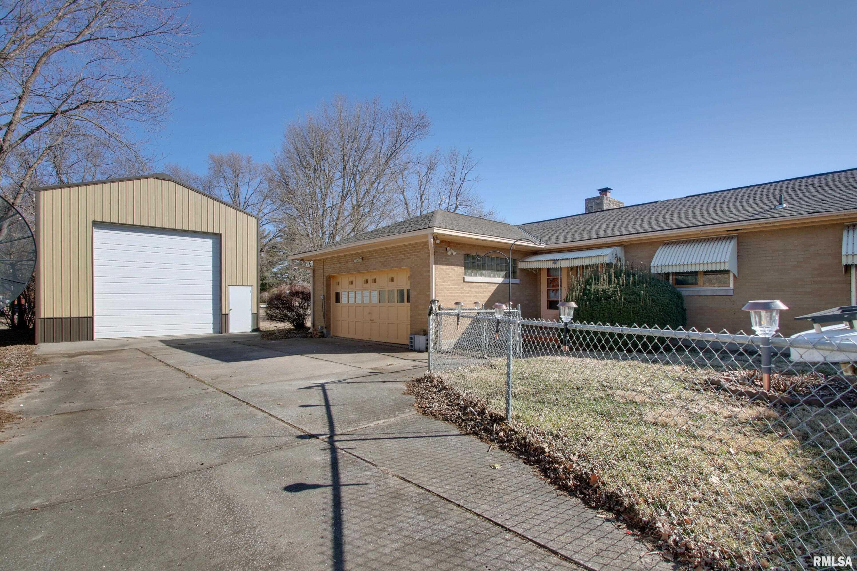 2425 Kentucky Road Quincy, IL 62301 - Photo 3 of 25