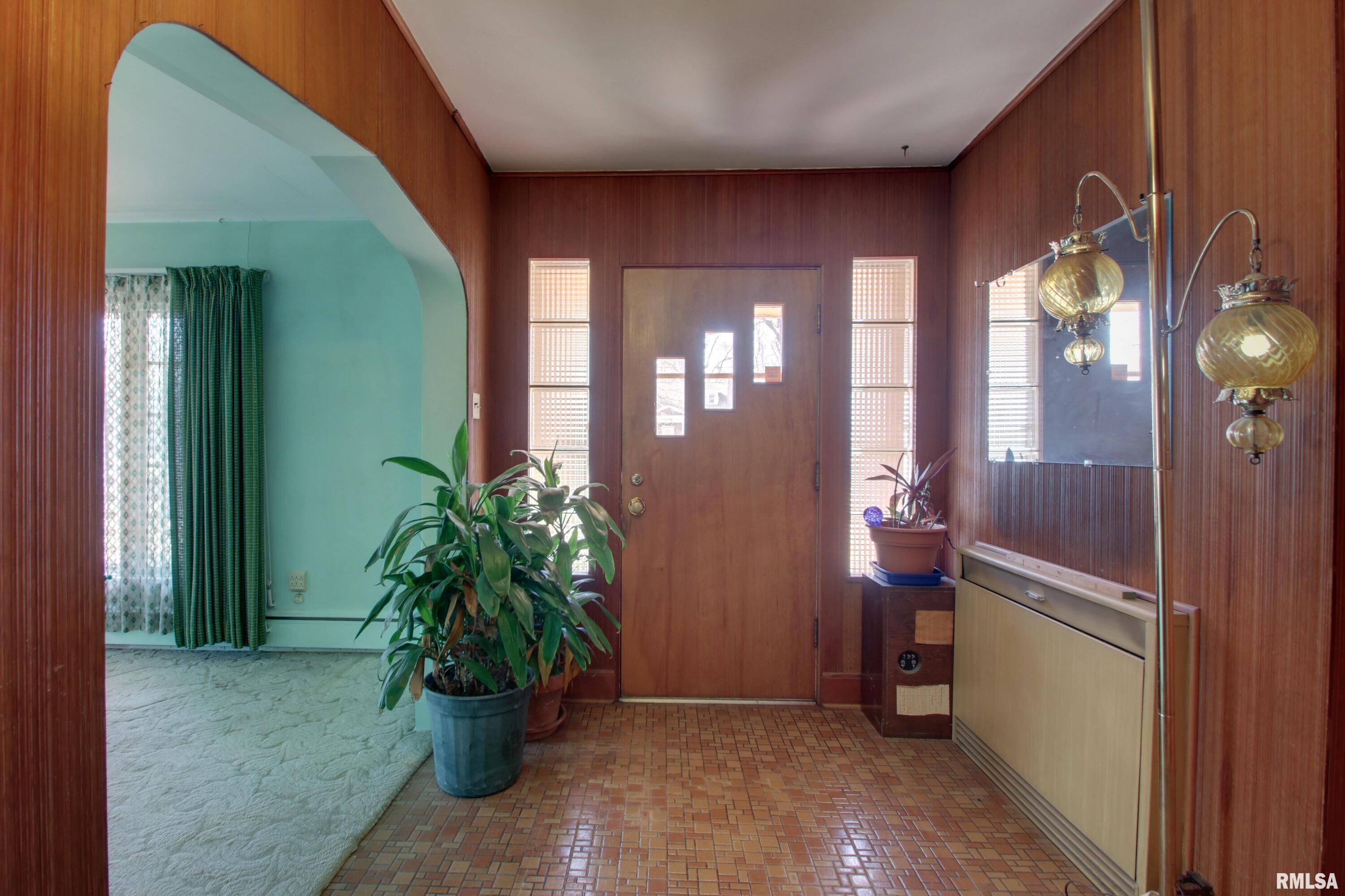 2425 Kentucky Road Quincy, IL 62301 - Photo 4 of 25