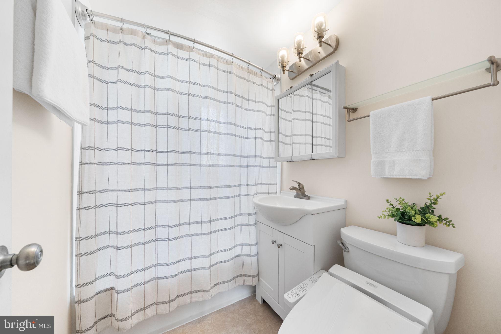 2803 16th Road South, Unit 2803A Arlington, VA 22204 - Photo 13 of 17 Second Level Full Bath