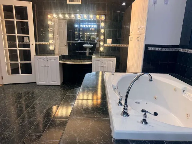 $4,900 | 19608 Runnymede Street, Reseda, CA 91335