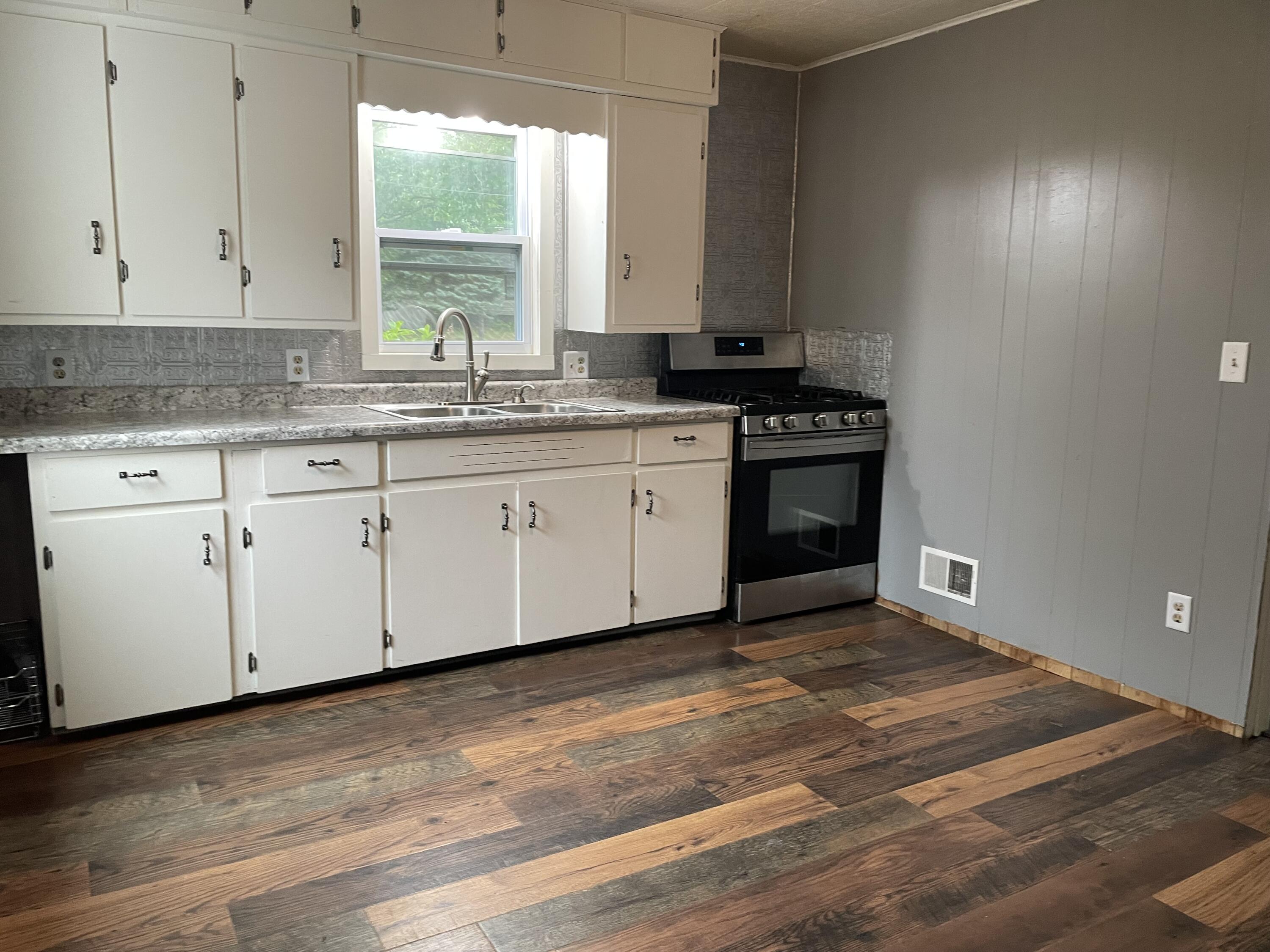 1141 Carr Road Muskegon, MI 49442 - Photo 4 of 17 IMG_6267