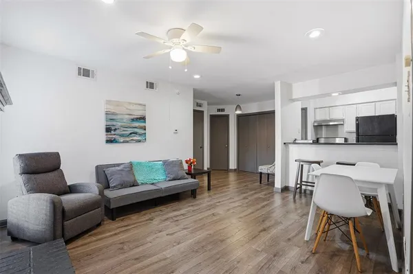 $950 | 9520 Royal Lane, Unit 207, Dallas, TX 75243
