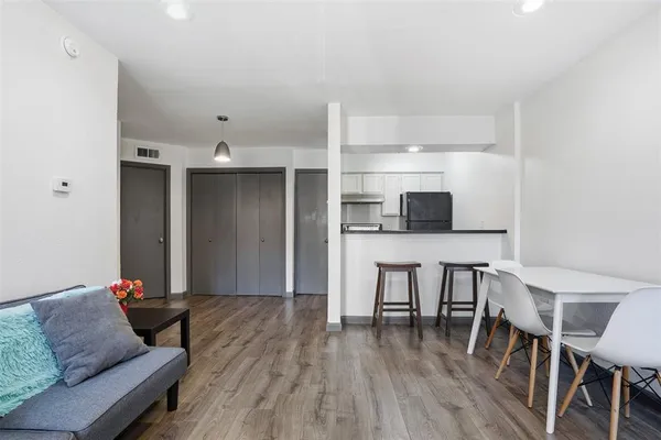 $950 | 9520 Royal Lane, Unit 207, Dallas, TX 75243