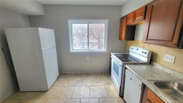 $2,100 | 174 South Avenue, Unit 2, Poughkeepsie, NY 12601