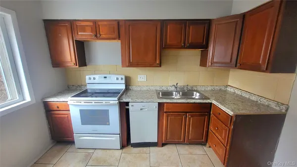 $2,100 | 174 South Avenue, Unit 2, Poughkeepsie, NY 12601