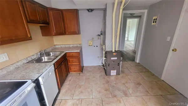 $2,100 | 174 South Avenue, Unit 2, Poughkeepsie, NY 12601