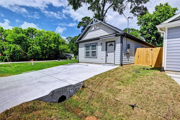 $1,450 | 8695 Sassafras, Willis, TX 77318