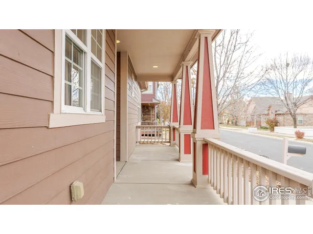 a black and white photo of a building