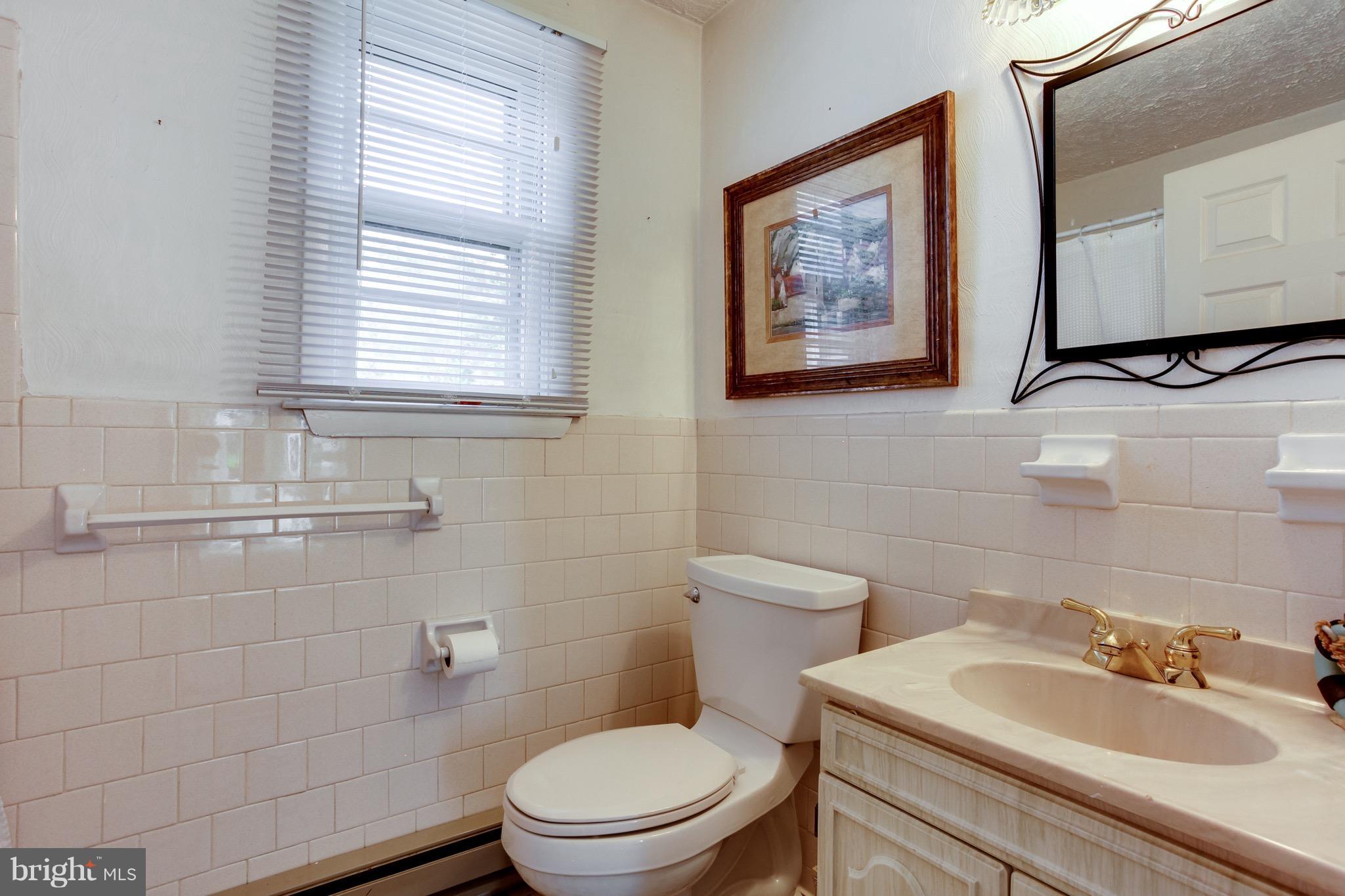 909 Mayo Road Edgewater, MD 21037 - Photo 15 of 29 Main level full bath