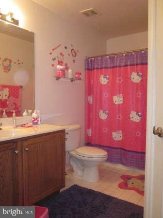 16501 Telescope Lane Dumfries, VA 22026 - Photo 22 of 30 a bathroom with a toilet sink vanity tub and mirror