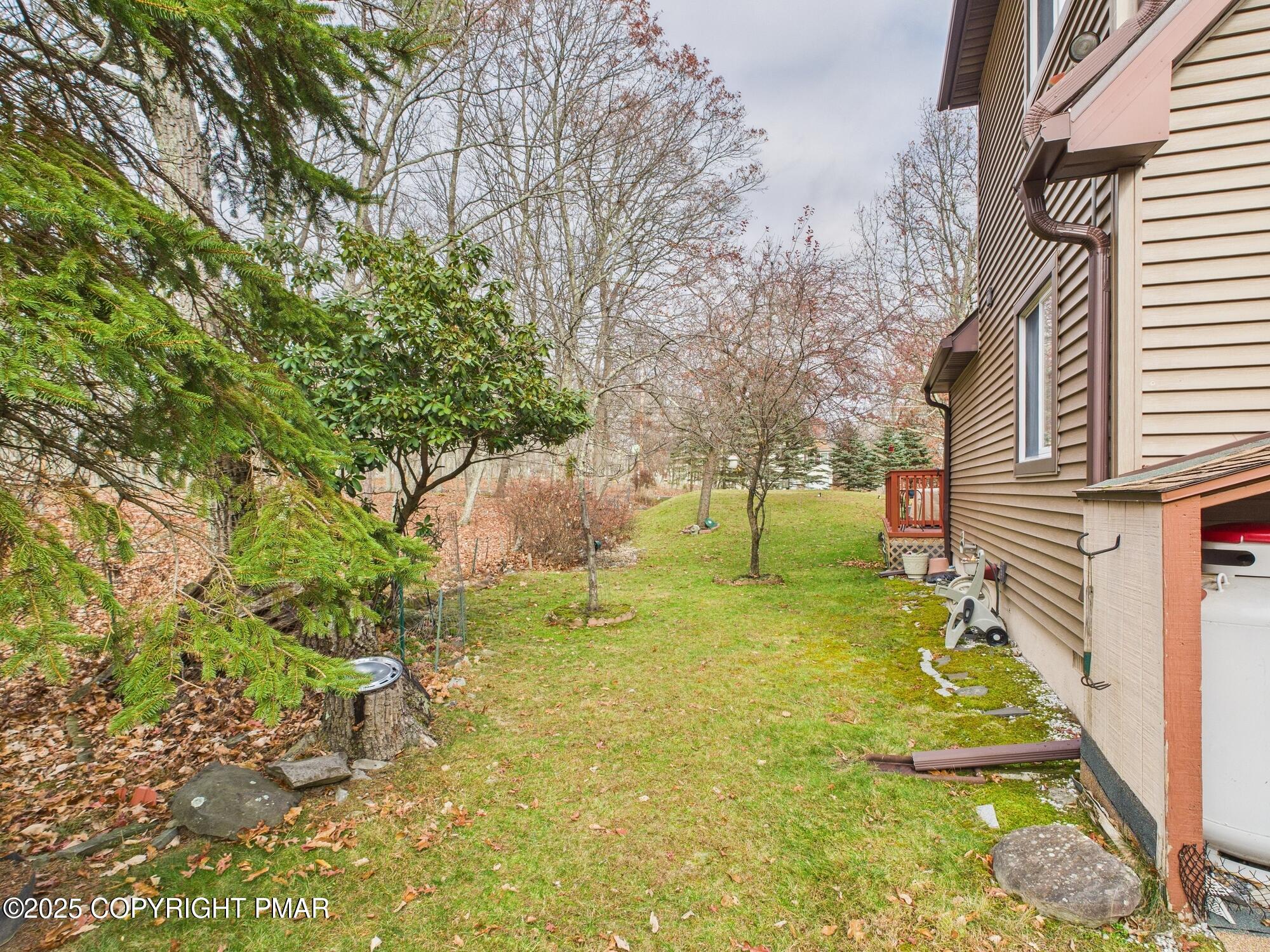 197 Hummingbird Trail Bushkill, PA 18324 - Photo 5 of 30 SIDE