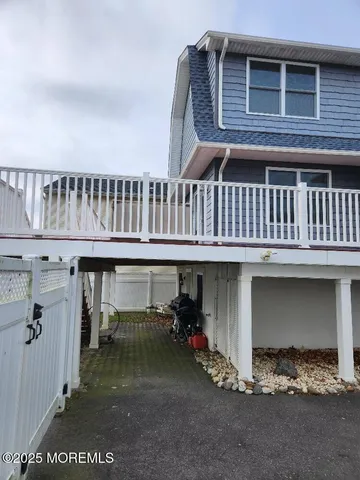 a view of back yard of the house