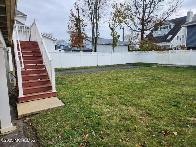 a view of a backyard with white house