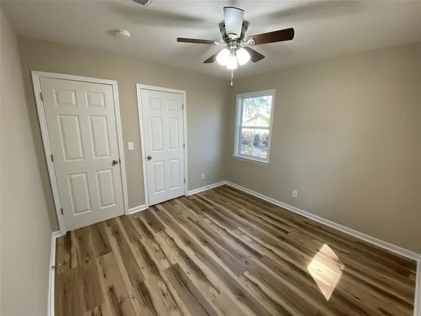 a view of empty room with window