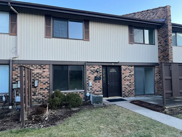 $1,800 | 9 Tower Court, Unit 9, Downers Grove, IL 60516