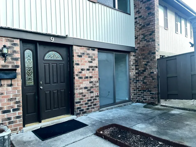 $1,800 | 9 Tower Court, Unit 9, Downers Grove, IL 60516