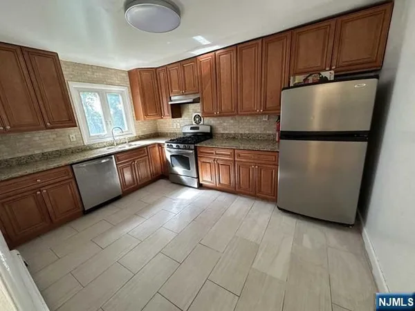 $2,800 | 63 North Farview Avenue, Unit 2, Paramus, NJ 07652