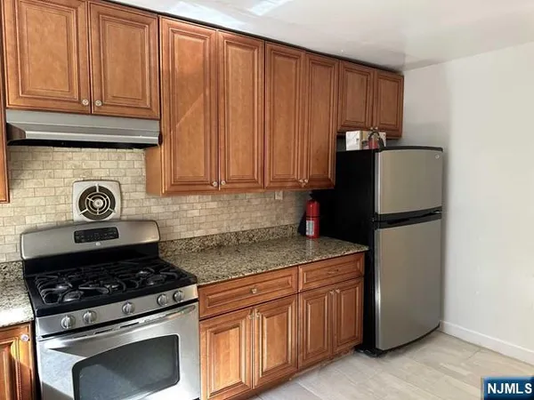 $2,800 | 63 North Farview Avenue, Unit 2, Paramus, NJ 07652