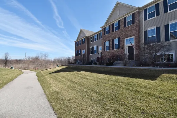 $2,800 | 1587 Deer Pointe Drive, South Elgin, IL 60177