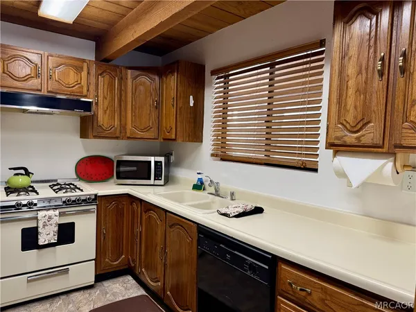$1,995 | 701 Pinnacle Drive, Lake Arrowhead, CA 92352