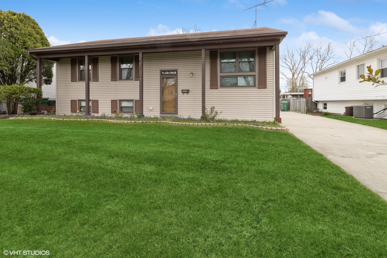 a view of a house with a yard