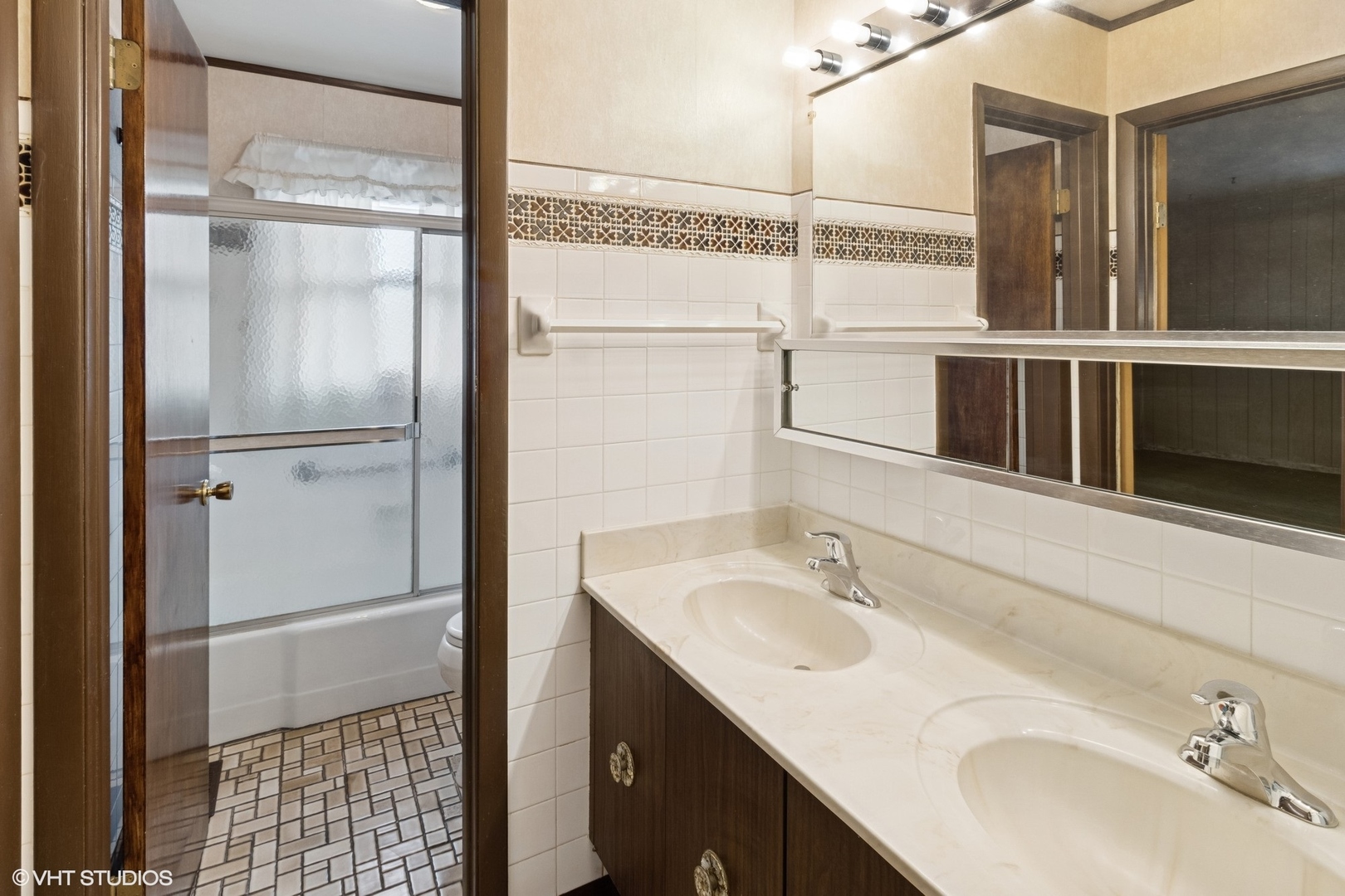 1096 Valley Stream Drive Wheeling, IL 60090 - Photo 12 of 27 a bathroom with a sink and a mirror