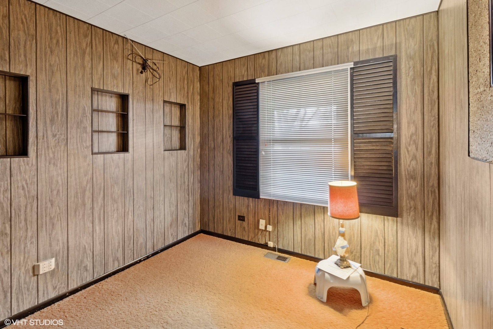 1096 Valley Stream Drive Wheeling, IL 60090 - Photo 14 of 27 a bathroom with a sink and a mirror