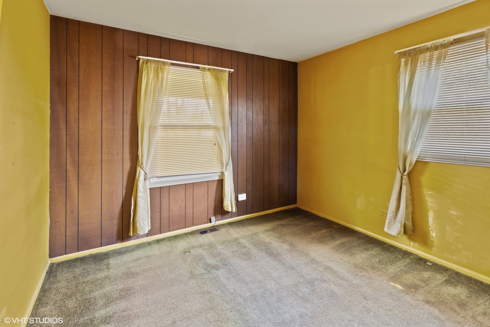 1096 Valley Stream Drive Wheeling, IL 60090 - Photo 16 of 27 an empty room with windows