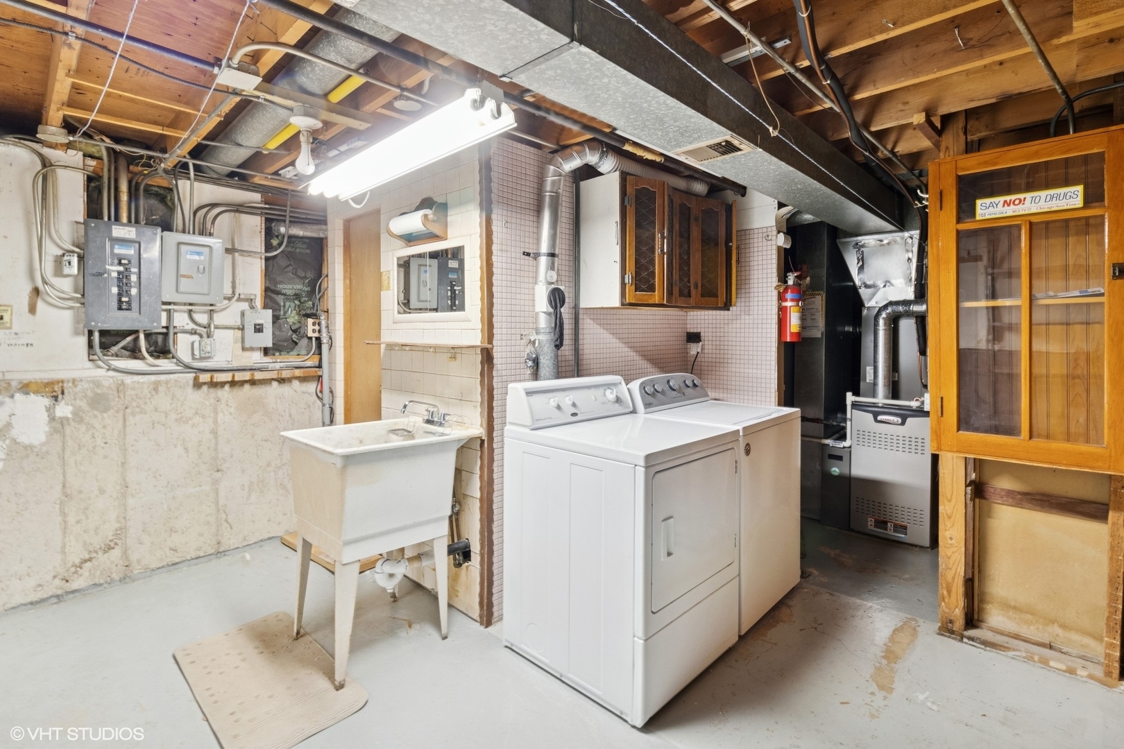 1096 Valley Stream Drive Wheeling, IL 60090 - Photo 20 of 27 a utility room with dryer and washer