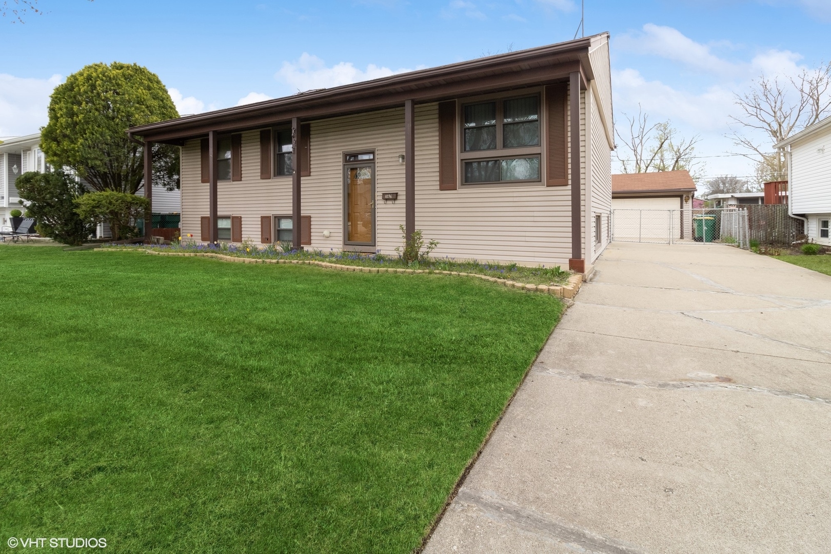 1096 Valley Stream Drive Wheeling, IL 60090 - Photo 2 of 27 a front view of a house with garden