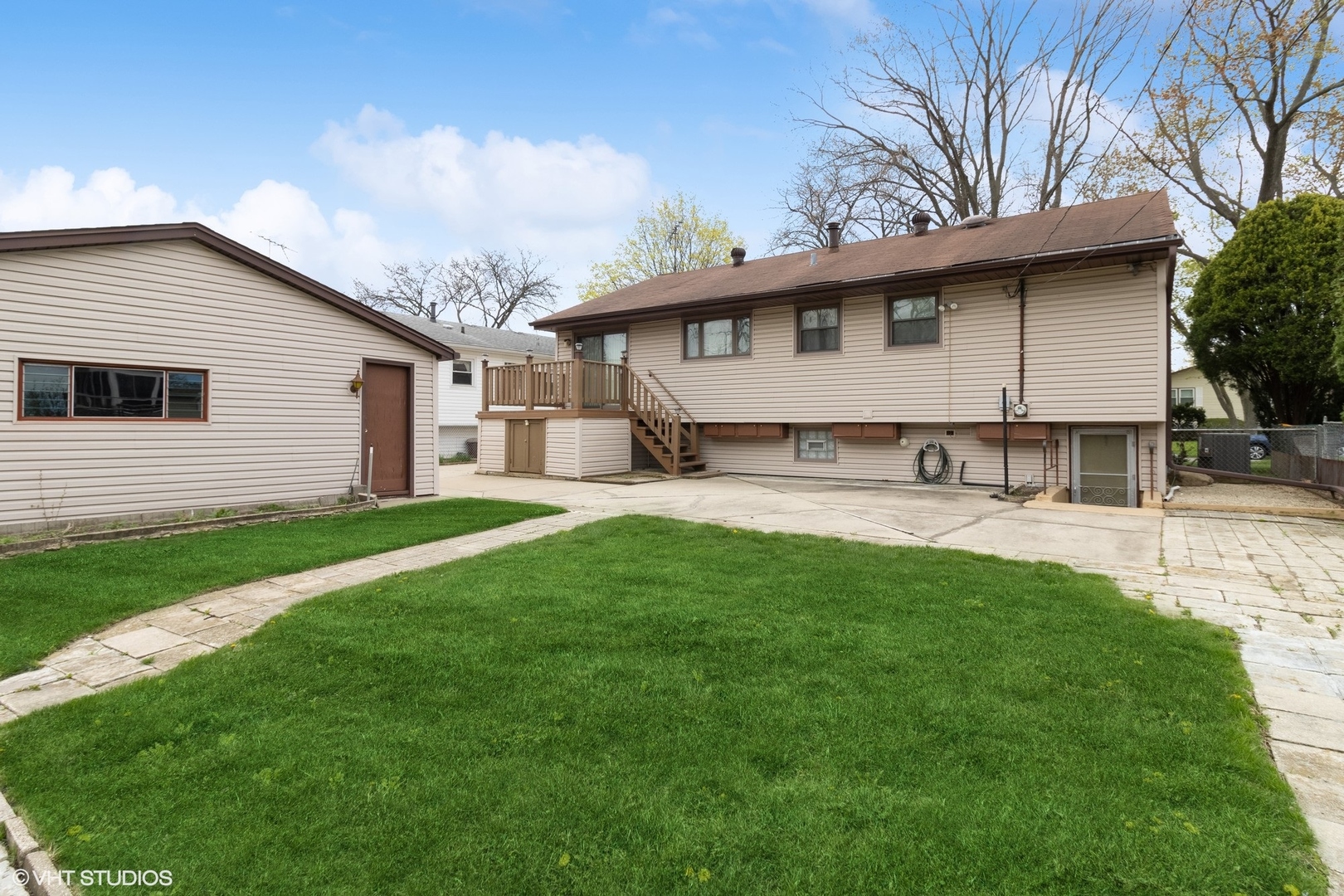 1096 Valley Stream Drive Wheeling, IL 60090 - Photo 23 of 27 a house view with a garden space