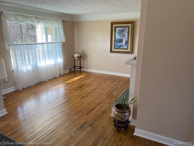 5065 Curdy Road Howell, MI 48855 - Photo 5 of 34