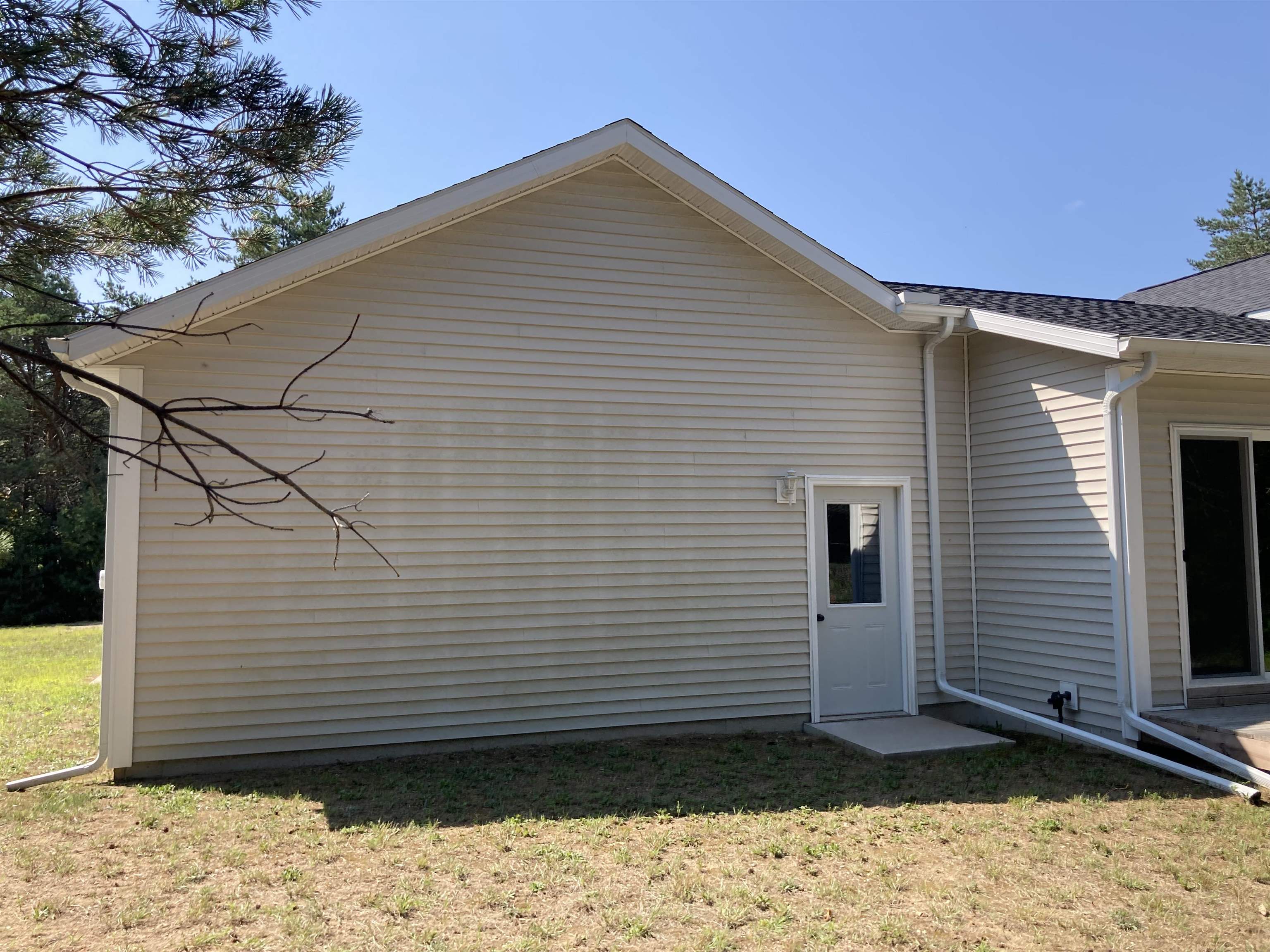 837 North Reynolds Road Interlochen, MI 49643 - Photo 7 of 29 1925195-e0d0923d-ef6b-4998-a553-91a4c913a804.JPG