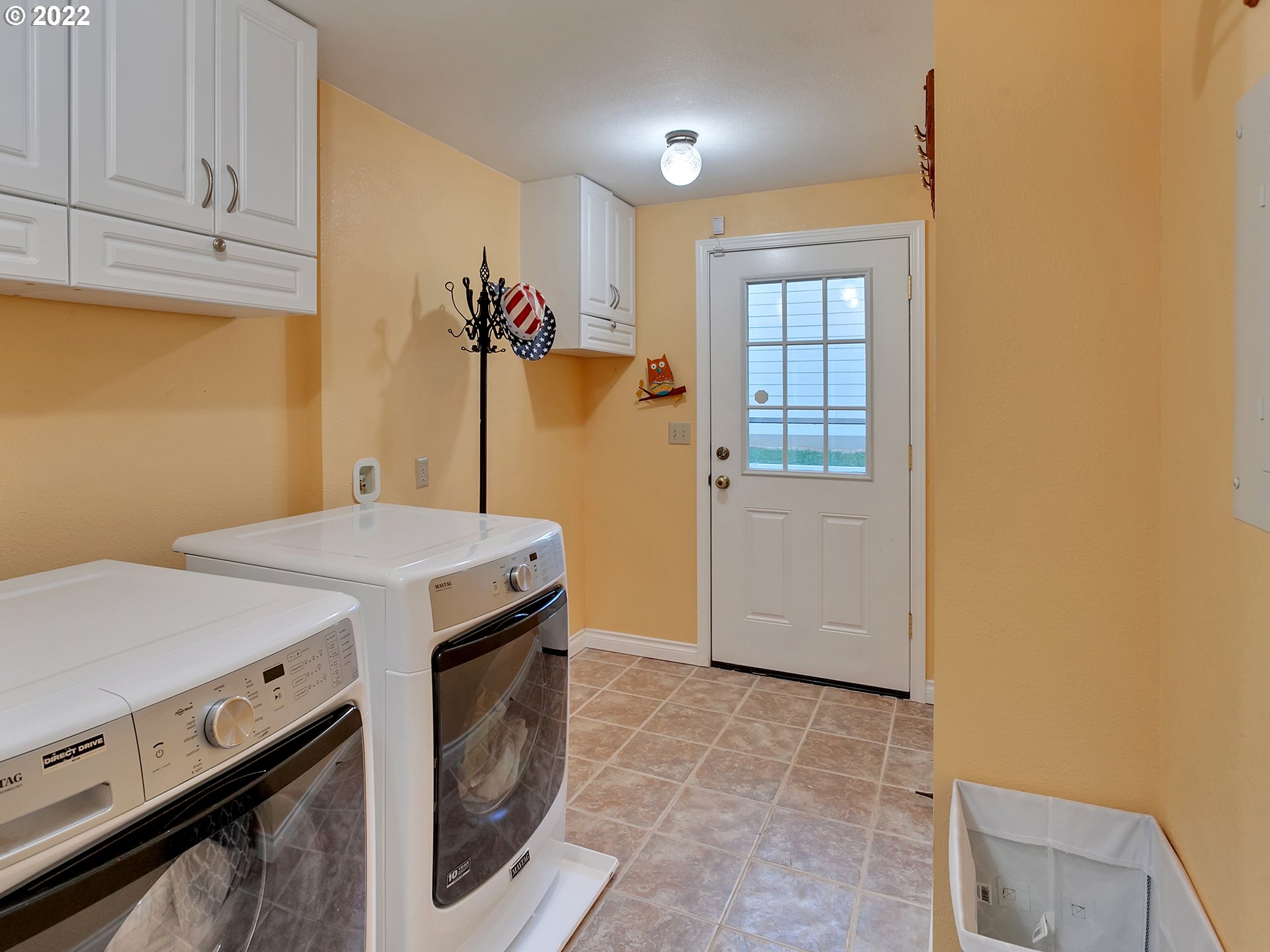 10292 Liberty Road South Salem, OR 97306 - Photo 11 of 32 a kitchen with a stove and a refrigerator