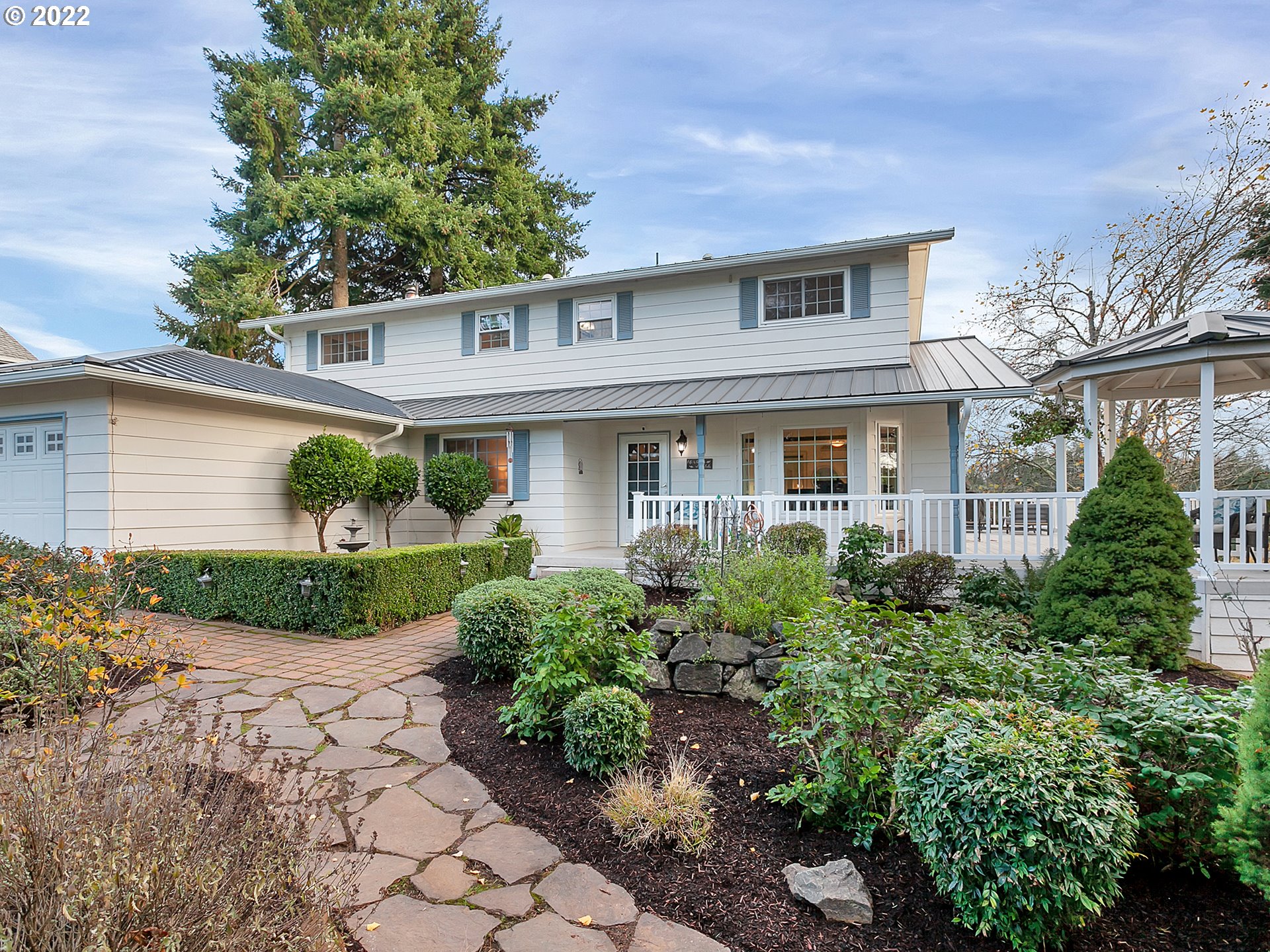 10292 Liberty Road South Salem, OR 97306 - Photo 2 of 32 a front view of a house with garden