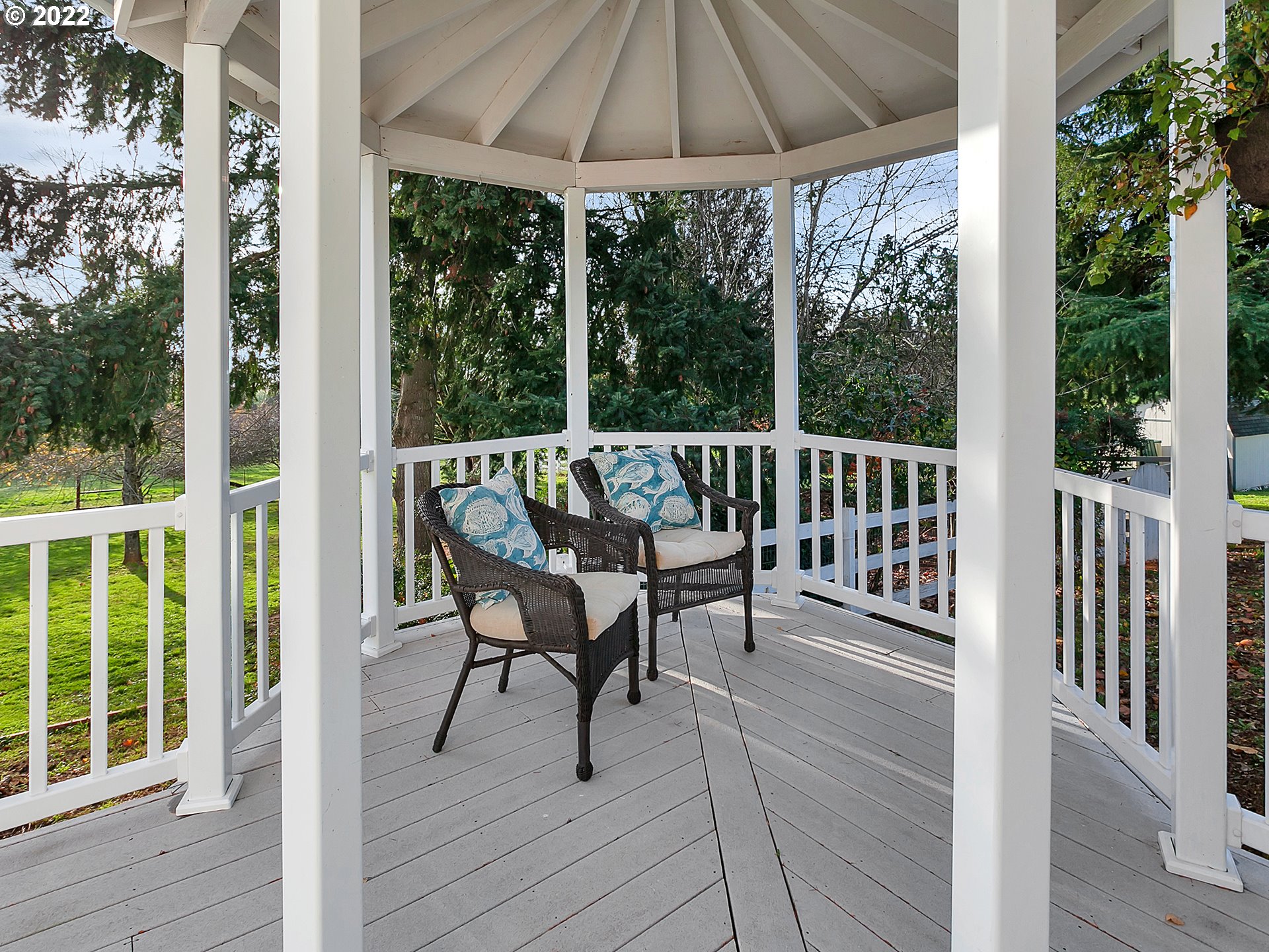 10292 Liberty Road South Salem, OR 97306 - Photo 23 of 32 a view of a chairs and table in the balcony