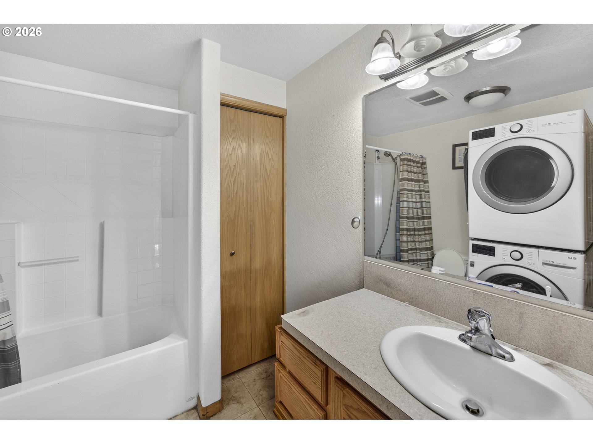 1150 Hemlock Street, Unit B8 Florence, OR 97439 - Photo 17 of 24 a bathroom with a sink a toilet and a bathtub