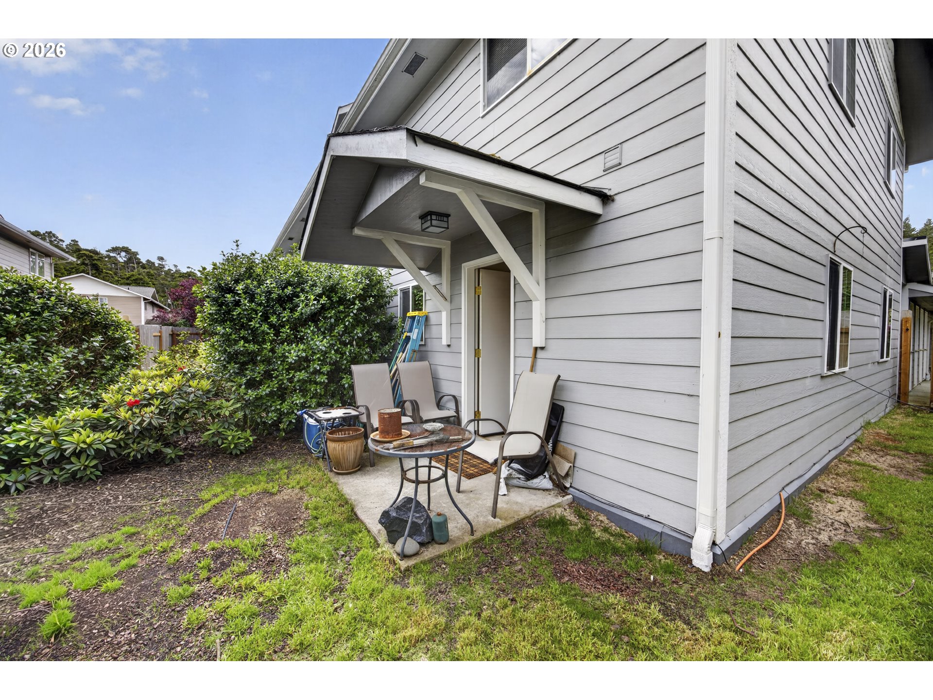 1150 Hemlock Street, Unit B8 Florence, OR 97439 - Photo 21 of 24 a view of backyard with sitting area