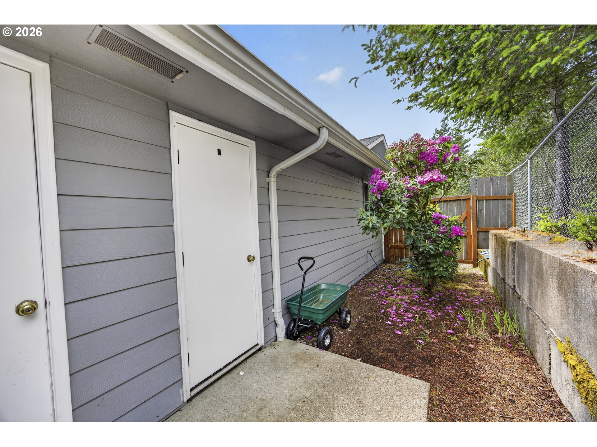 1150 Hemlock Street, Unit B8 Florence, OR 97439 - Photo 24 of 24 a backyard of a house