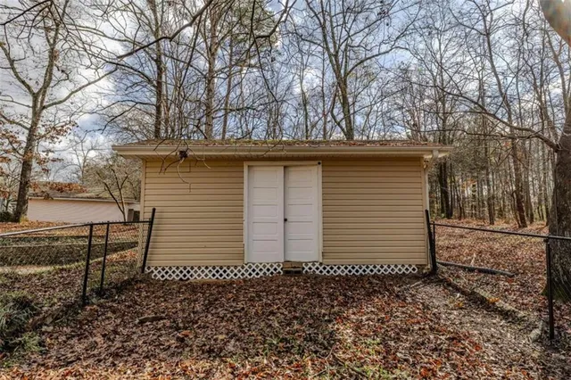 a view of a backyard