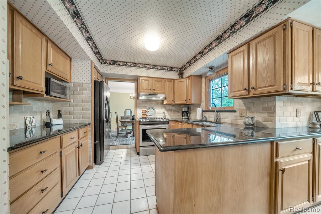 29958 Barwell Road Farmington Hills, MI 48334 - Photo 16 of 48