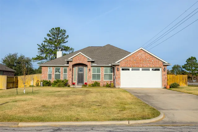 $493,000 | 26 Briarwood Lane, Bellville, TX 77418
