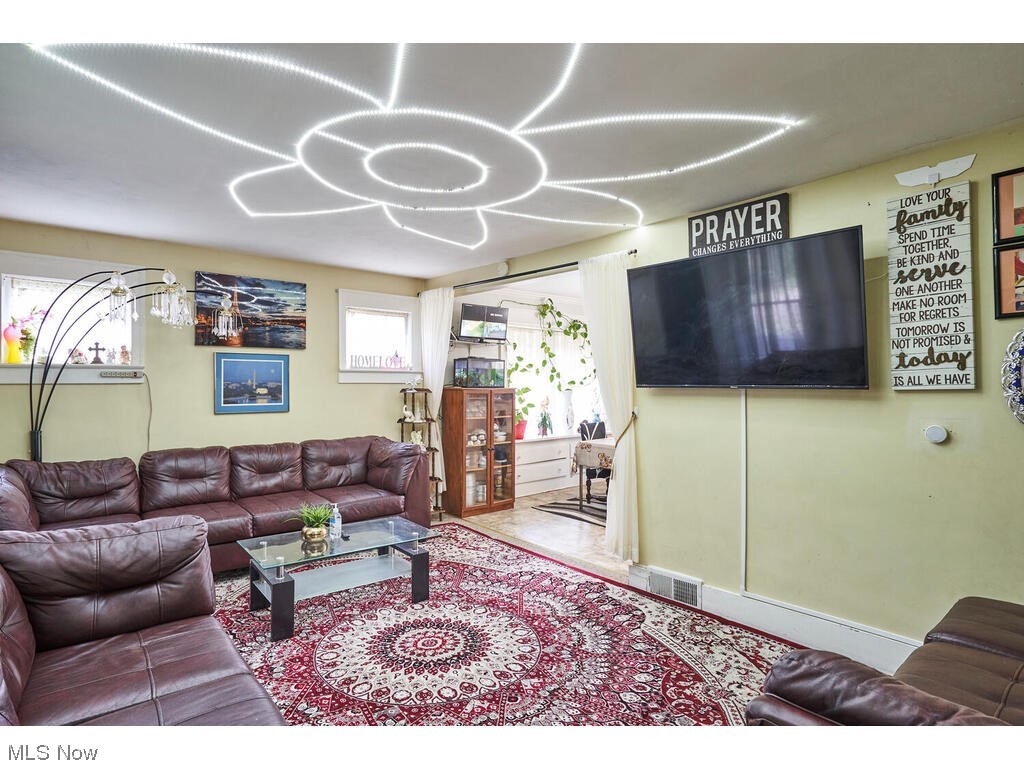1066 Chalker Street Akron, OH 44310 - Photo 4 of 26 Gallery Image 4