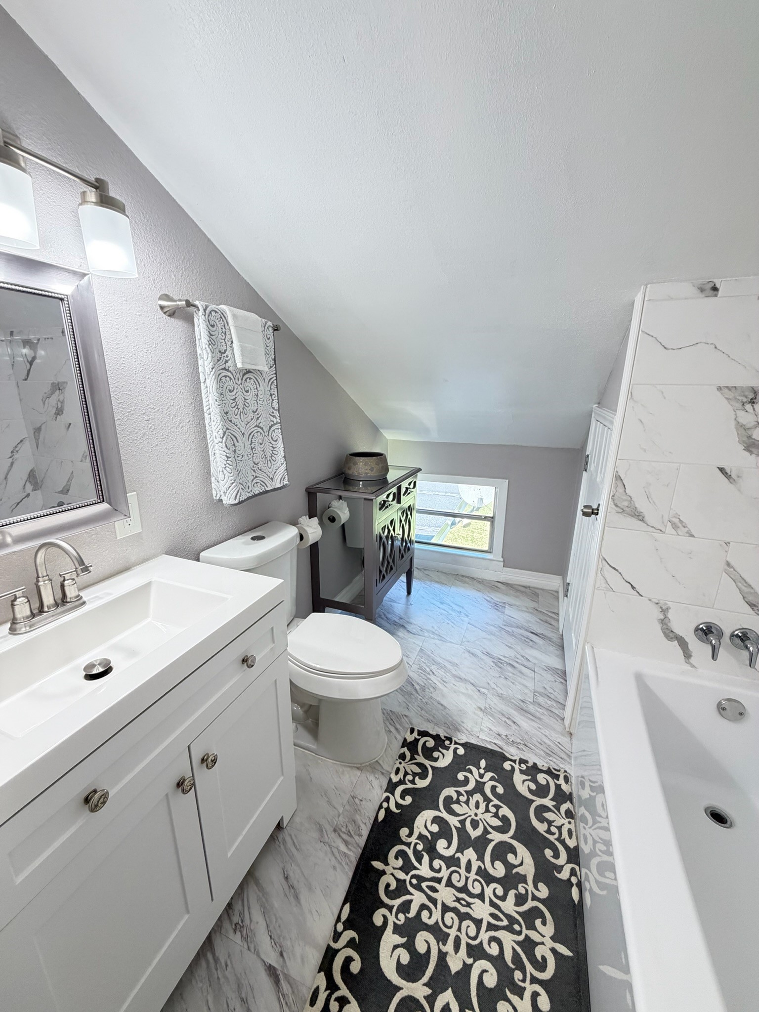 3831 Alberta Street Houston, TX 77021 - Photo 21 of 24 Upstairs bathroom