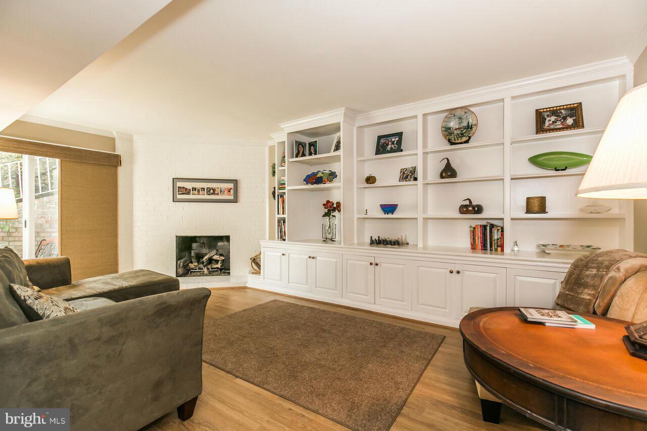 11307 Myrtle Lane Reston, VA 20191 - Photo 4 of 30 Family Room