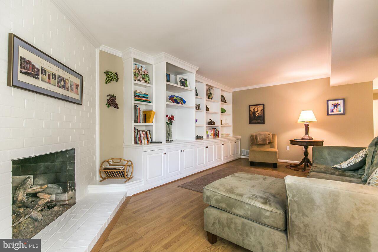 11307 Myrtle Lane Reston, VA 20191 - Photo 5 of 30 Family Room